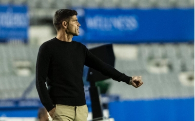 El tècnic arlequinat dirigint un partit a la Nova Creu Alta | Marc González Alomà - CES